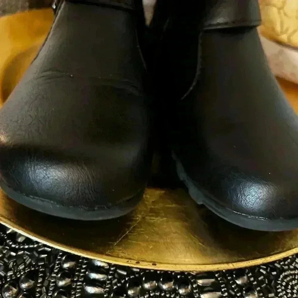 GIRLS DARK BROWN BOOT SIZE 10